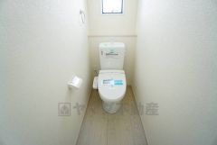 温水洗浄機付トイレです。節水機能もあるので、安心して使えますね。