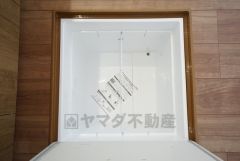 同仕様写真。キッチンにある床下収納は、居住スペースを減らさずに買い置きの調味料や非常食などを保管することができます。