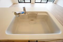 広々とした凸型シンクに洗剤ポケットを標準装備。大きなお鍋など洗いやすいです。
