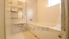 1日の疲れを癒すくつろぎのバスルーム。足を伸ばしてもゆったりと入れるサイズです。お子様と一緒にお風呂に入っても狭くないですね^^