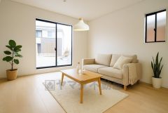 家具はイメージです。大きな窓のあるリビングは、陽光あふれる明るい空間です。居心地良く、ご家族皆がゆったり寛げる憩いの空間となりそうです。