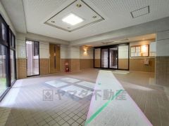 広々としたエントランスが開放感を演出しています。