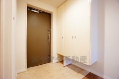 白を基調とした明るい玄関です。大容量のシューズボックスは家族全員の増えがちな靴や物をすっきり収納できます。