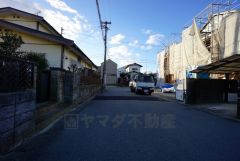 現地（2025年12月5日）撮影。前面道路は広く、車同士がすれ違うスペースが十分にあります。落ち着いた住宅地内で快適な生活を実現してみませんか＾＾