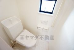 温水洗浄機付トイレです。節水機能もあるので、安心して使えますね。もちろん、1階2階の2ヶ所にトイレがあるので、忙しい朝にもゆとりができますね。