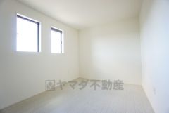 暖かい日差しが差し込む洋室。たっぷり収納できるクローゼット付きでお部屋の中をすっきりと快適に保てます。