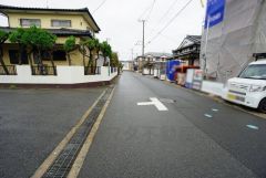 現地（2025年6月9日）撮影。前面道路は6ｍあり、車同士がすれ違うスペースが十分にあります。全戸駐車スペースも2台確保、来客時にも便利。