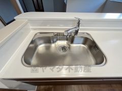色も形もキレイなシンクは、広さも確保しているので、大きめの鍋も簡単に洗えます。