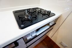 3種類の料理が同時に調理できる、3口ガスコンロ。忙しい夕食の支度時間が短縮できて効率よくお料理が楽しめます。