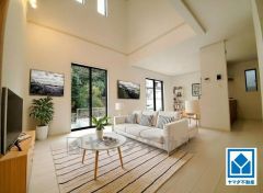 家具はイメージです。大きな窓のあるリビングは、陽光あふれる明るい空間です。居心地良く、ご家族皆がゆったりくつろげる憩いの空間となりそうです。