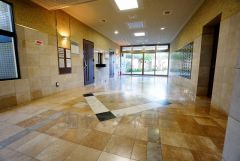 広々としたロビーが開放感を演出しています。