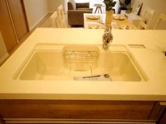 広々とした凸型シンクに洗剤ポケットを標準装備。大きなお鍋など洗いやすいです。