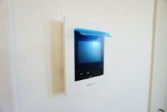 防犯性、セキュリティ対策に安心できるテレビモニター付きインターフォンです。セールスマン対策にもなり安心できます。