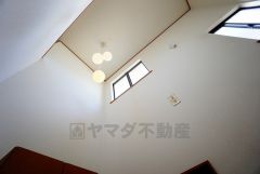玄関上部が吹抜けになっており、風通しの良い設計になっております。上下階の一体感も家族のふれあいを演出。
