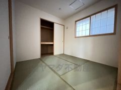リビング隣には、ホッとできる和室を用意。お子様のお昼寝スペースや書斎としてなど、いろいろとお使い頂けます。