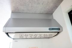 お手入れが簡単なスリム型レンジフードです。調理により発生する油煙や臭いを吸い込み、屋外へ排気してくれます。