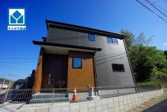 シンプルでいつまでも飽きのこないデザインが周囲の環境に調和し、どんなご家族にもフィットするデザインです。