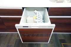 食事の後の手間を解消する食器洗い乾燥機を標準装備。手洗いよりも断然節約でき、節水で自然にもやさしいです。