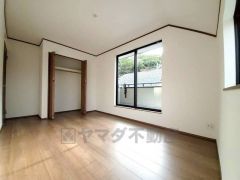 寛ぎの時間を紡ぎだす主寝室は、大型ベッドを置いても余裕の広さを確保しています。