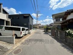 現地（2026年4月20日）撮影。大型車の通行が少なく、騒音や振動が少ないので静かで快適な生活を送れます。落ち着いた住宅地内で快適な生活を実現してみませんか。