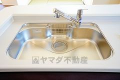 広々とした凸型シンクに洗剤ポケットを標準装備。大きなお鍋など洗いやすいです。