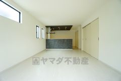 窓から光が差し込む明るいリビングダイニングです＾＾