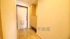 たっぷり収納できるシューズボックスです。家族全員の靴がきれいに整頓できます。棚の上にお花や写真を飾っても良いですね。