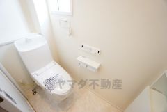 温水洗浄機付トイレです。節水機能もあるので、安心して使えますね。もちろん、1階2階の2ヶ所にトイレがあるので、忙しい朝にもゆとりができますね。