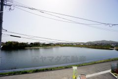2階バルコニーからの眺望です。目の前の池を眺められます＾＾