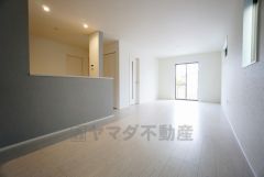 リビングは広々とした設計で、家族が集い、寛ぐ暮らしの空間を演出しています。思い思いの時間を過ごしたり、家族みんなで食事をしたり、素敵な団らんの場になりますね。