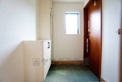 たっぷり収納できるシューズボックスです。家族全員の靴がきれいに整頓できます。棚の上にお花や写真を飾っても良いですね。