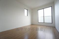 同仕様写真。ご夫婦お二人のプライベートシーンを演出する寝室は、大容量のウォークインクローゼット付き。