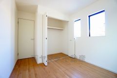 住む人のこだわりを活かす洋室。日当たりがよく、寝室としての利用もおすすめ。広めのクローゼットには荷物をすっきり片付けられ、ゆとりのある暮らしが出来ます＾＾