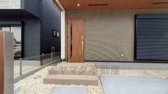 家の顔となる玄関扉がかっこいいと、たくさんの人を招き入れたくなりますね＾＾奥まって設置されており、雨にも濡れにくくなっています。