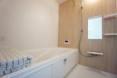 同仕様写真。半身浴ができるベンチスペースがあり、節水にも効果を発揮します。1坪サイズなので、ゆったりとご入浴ができます。