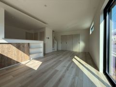 大きな掃き出し窓のあるリビングは、陽光あふれる明るい空間です。ゆったりと寛げる憩いの場となりそうです。