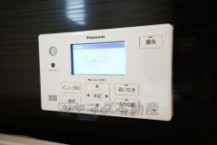 湯量・湯温の設定、そして保温までワンタッチのフルオートバス。便利な追い炊き機能付きです。