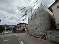 現地（2026年3月4日）撮影。前面道路幅員7メートルで車が停めやすい環境。日当たり、風通し良好です。