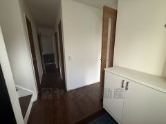 たっぷり収納できるシューズボックスです。家族全員の靴がきれいに整頓できます。棚の上にお花や写真を飾っても良いですね。