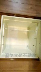 キッチンにある床下収納は、居住スペースを減らさずに買い置きの調味料や非常食などを保管することができます。