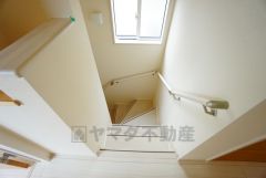 小さなお子様やご高齢の方でも安心できる、手すり付き階段。段差も低めで設定されており、安全性にも優れています。