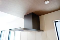 コンロ上には換気扇完備＾＾調理時の蒸気や匂いが換気扇に誘導され、効率的に排煙ができます＾＾