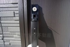 かざすだけで開閉できる、タッチキー採用の玄関。お買い物帰りで、両手がふさがってきても簡単に中に入れます＾＾