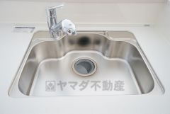 広々とした凸型シンクに洗剤ポケットを標準装備。大きなお鍋など洗いやすいです。