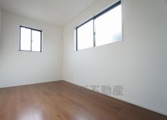 同仕様写真。あると嬉しい1階の一部屋。お子様のお昼寝スペースや客間、お友達やご親戚のお泊り部屋としても使えます。