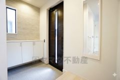 採光も考えられた明るい玄関です。全身鏡付きで、お出かけ前にコーディネートのチェックが出来ますね。