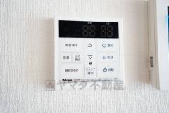 キッチン横からお湯張り、追い炊き、足し湯がボタン一つで楽々操作できる給湯機リモコンです。忙しい夕飯準備の時間帯に重宝しますね。