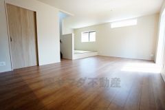 窓から光が差し込む明るいダイニングです＾＾