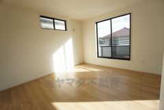 同仕様写真。主寝室としてお使いいただけそうなこちらのお部屋は、日当たりが良く、爽やかな風を感じて起きる朝は、快適生活の始まりに。