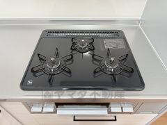 同時にたくさんの料理が調理できる3口コンロ。長時間熱を通しておきたい煮込み料理を作りながら、炒め物など同時進行で進められます。